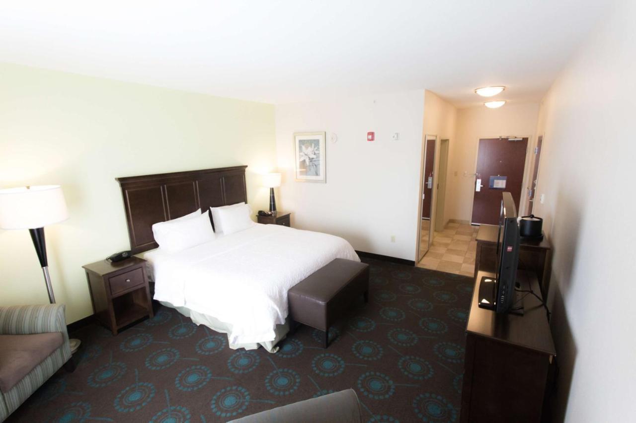 Hampton Inn & Suites Middlebury Exterior photo