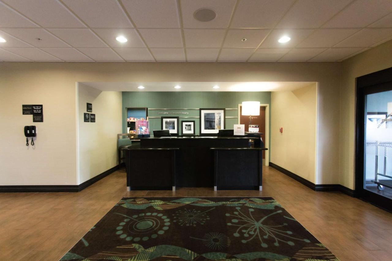 Hampton Inn & Suites Middlebury Exterior photo