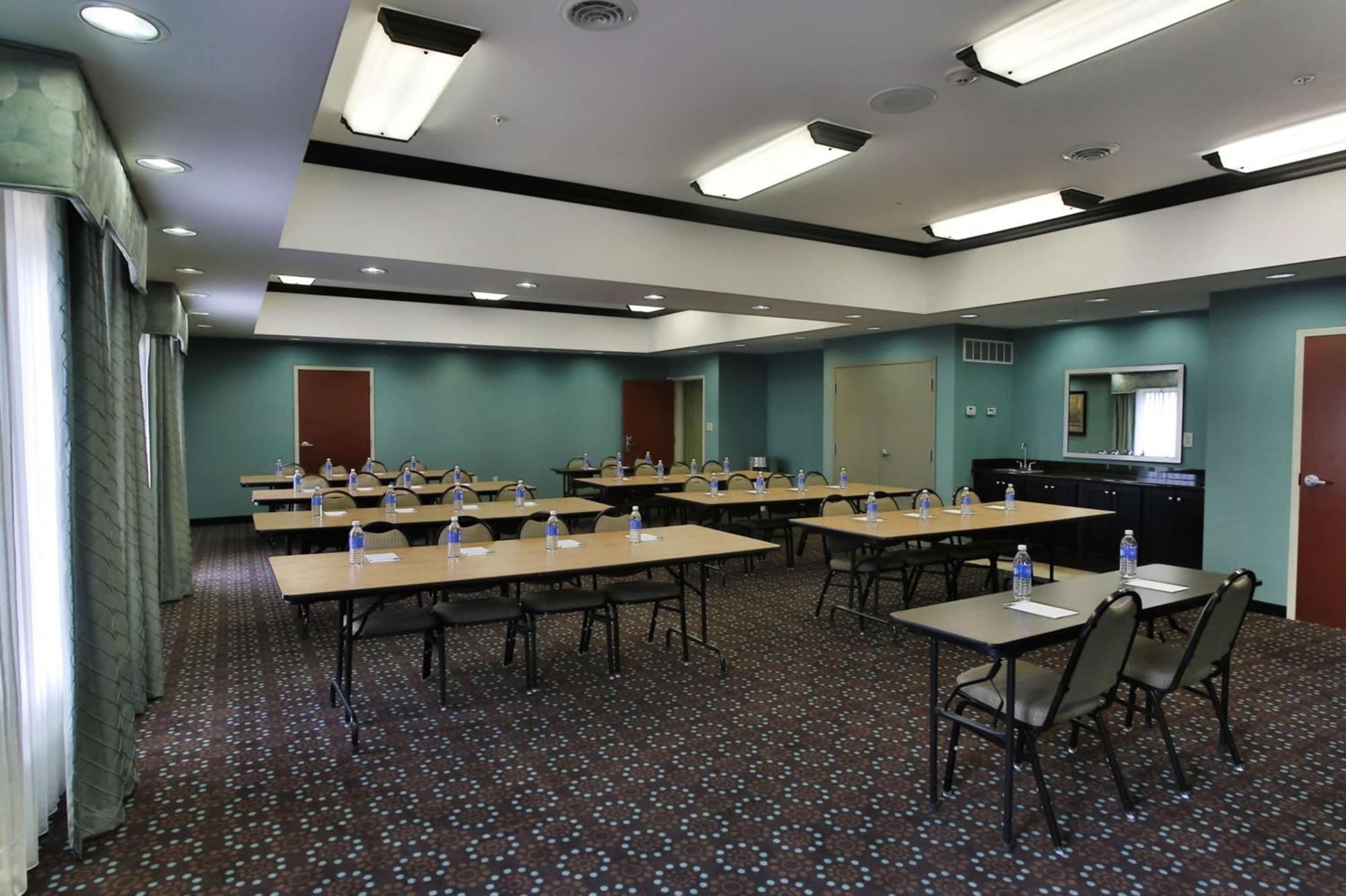 Hampton Inn & Suites Middlebury Exterior photo